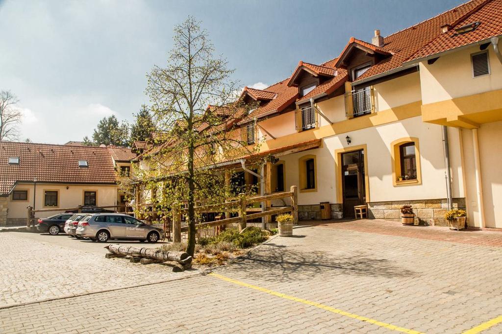Hotel Lony Mochov Екстериор снимка