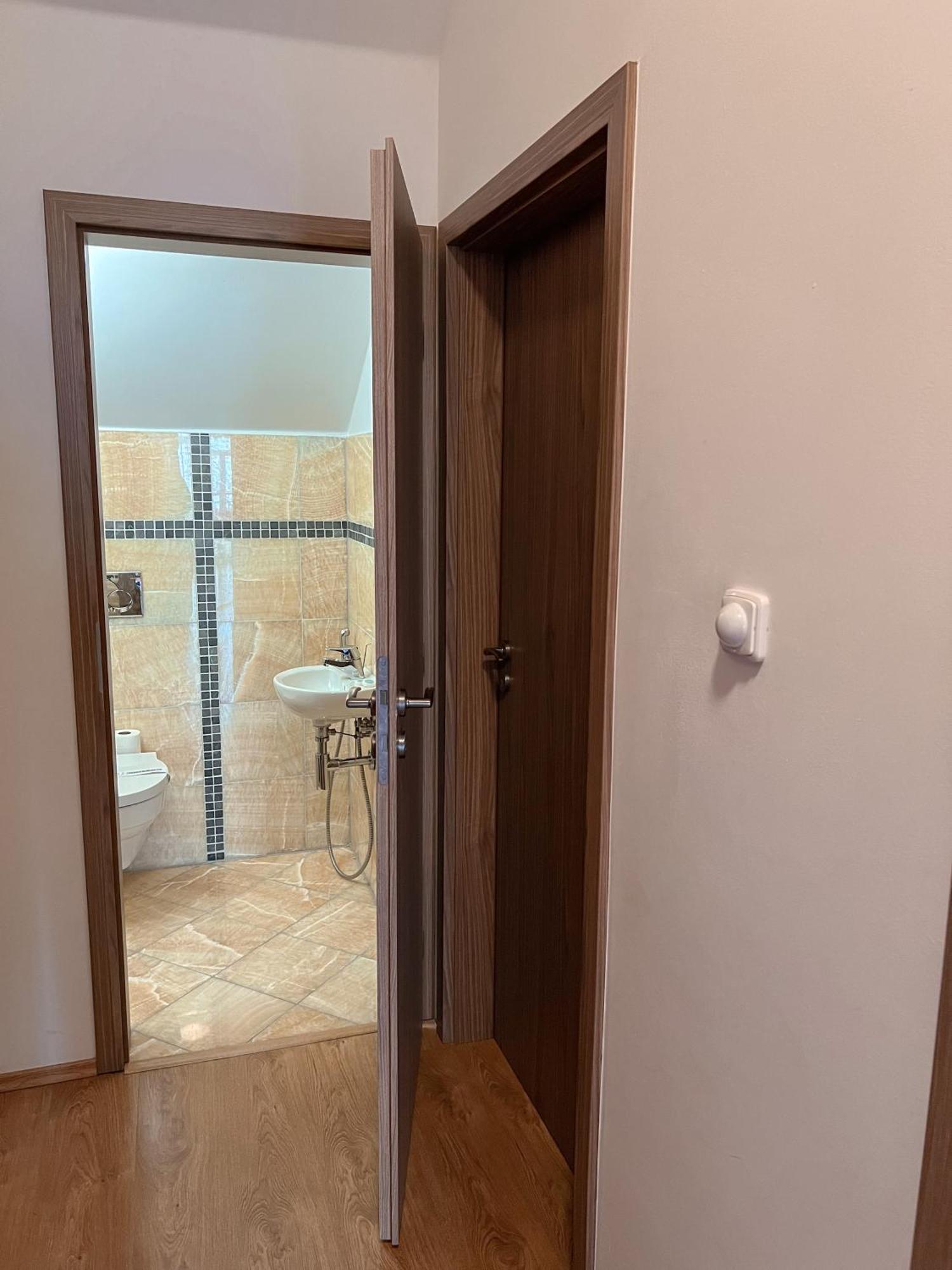 Hotel Lony Mochov Екстериор снимка