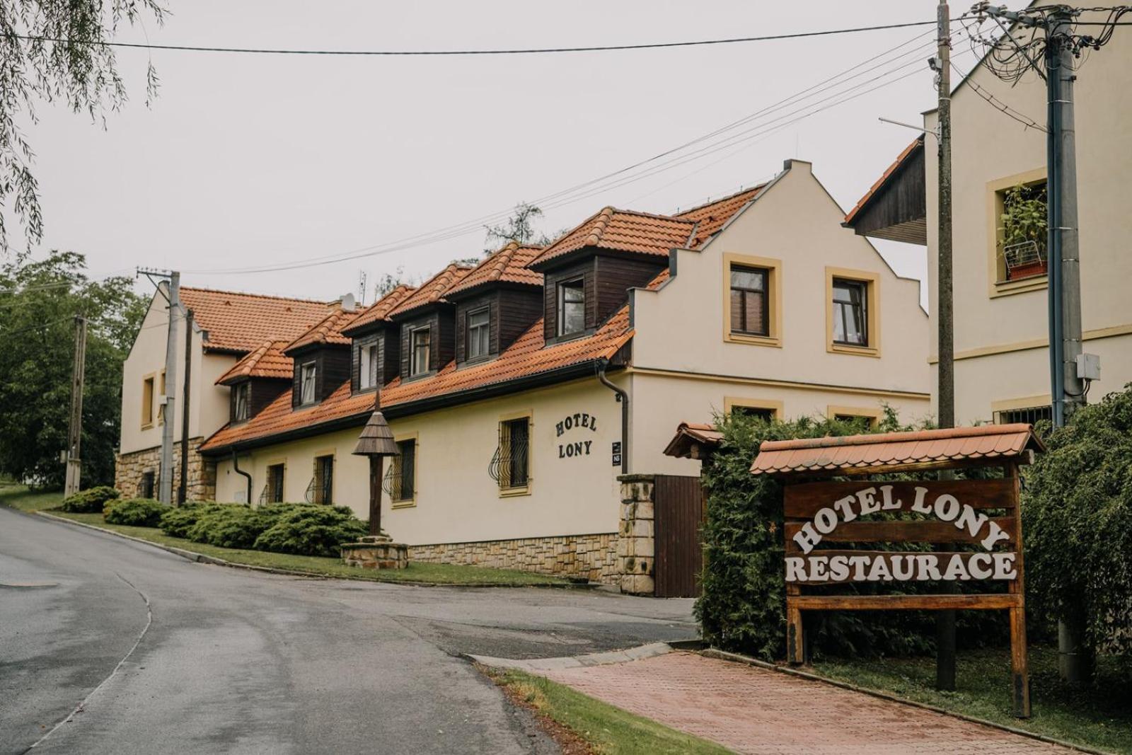 Hotel Lony Mochov Екстериор снимка