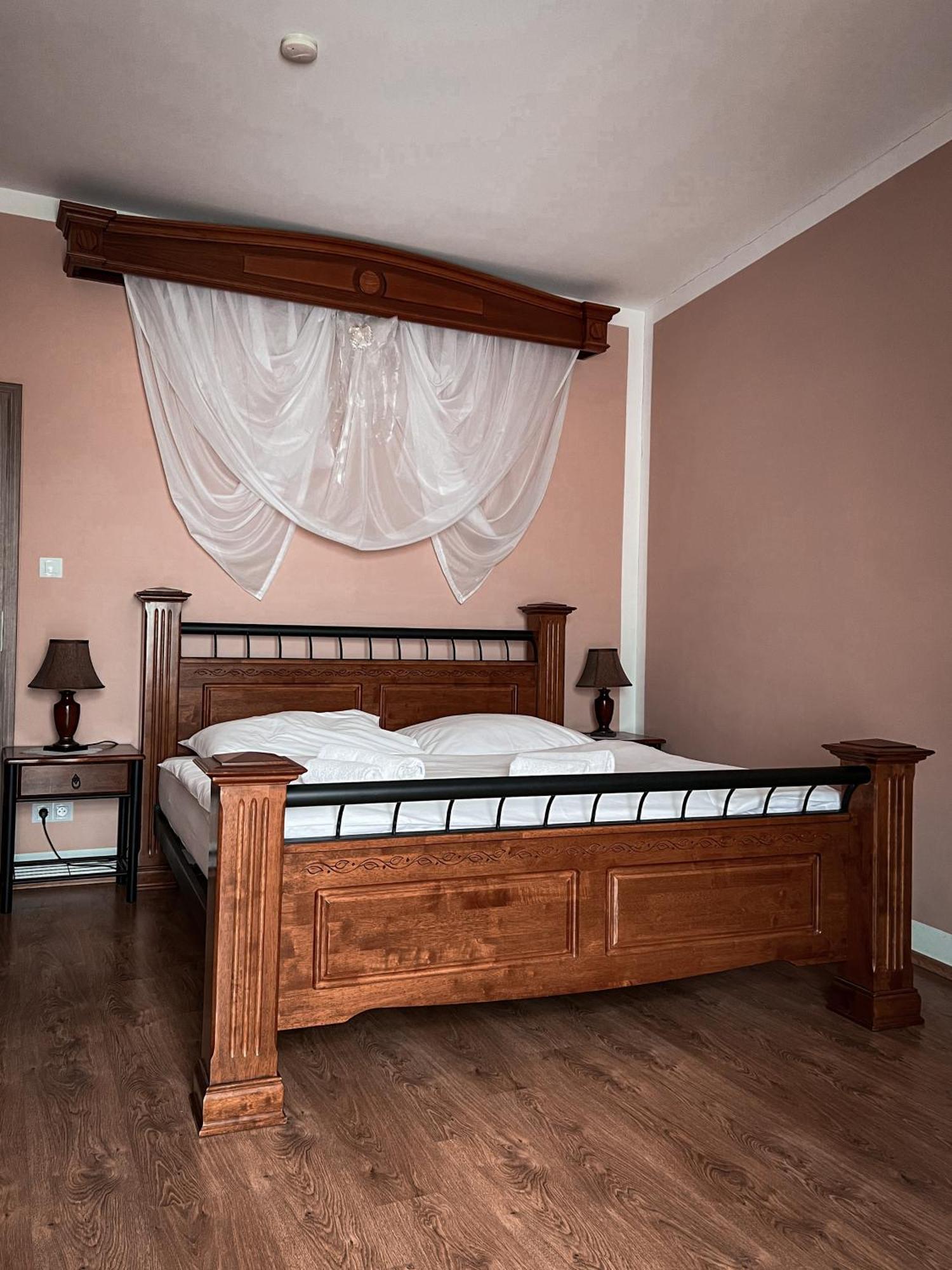 Hotel Lony Mochov Екстериор снимка