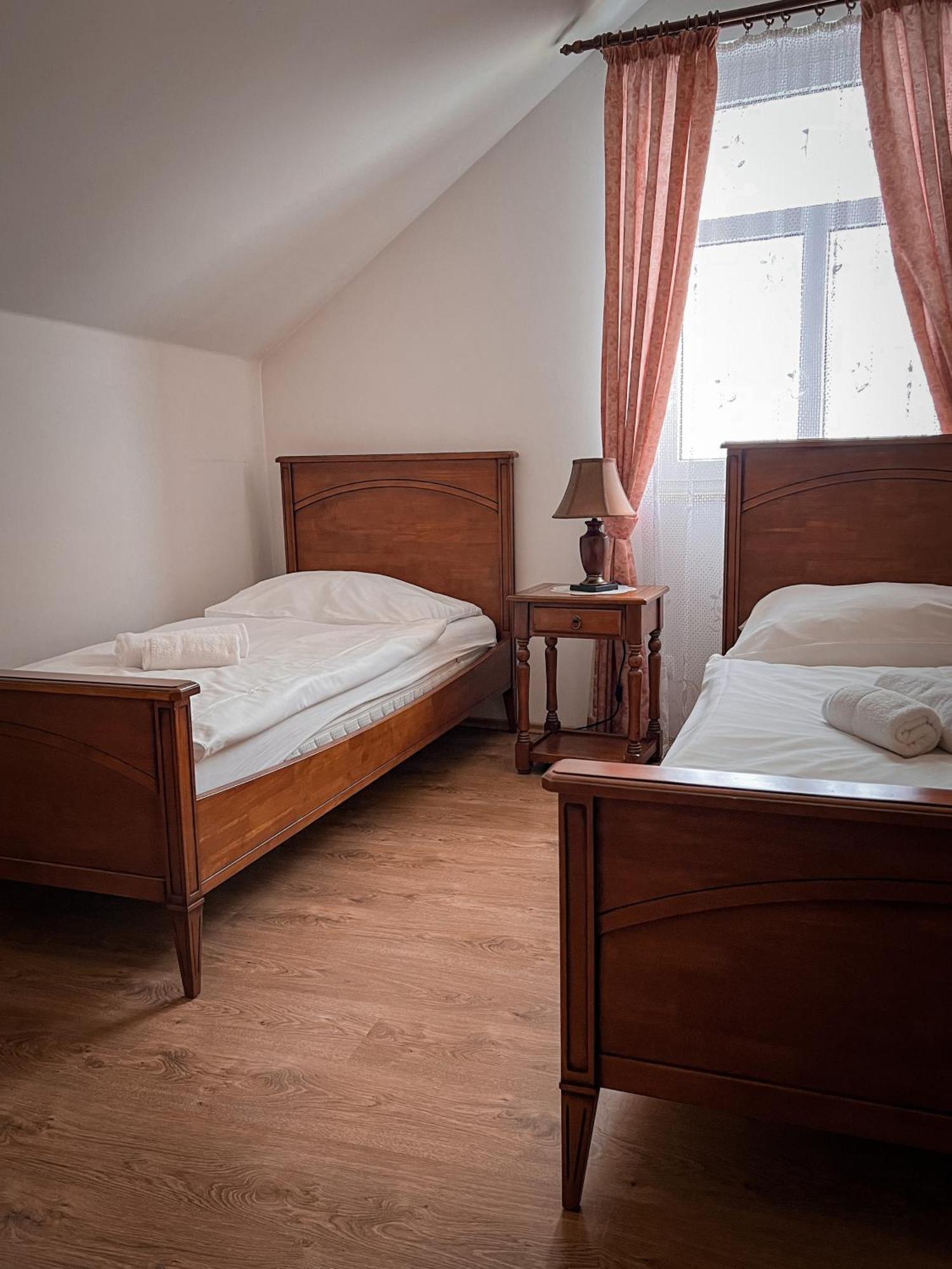 Hotel Lony Mochov Екстериор снимка