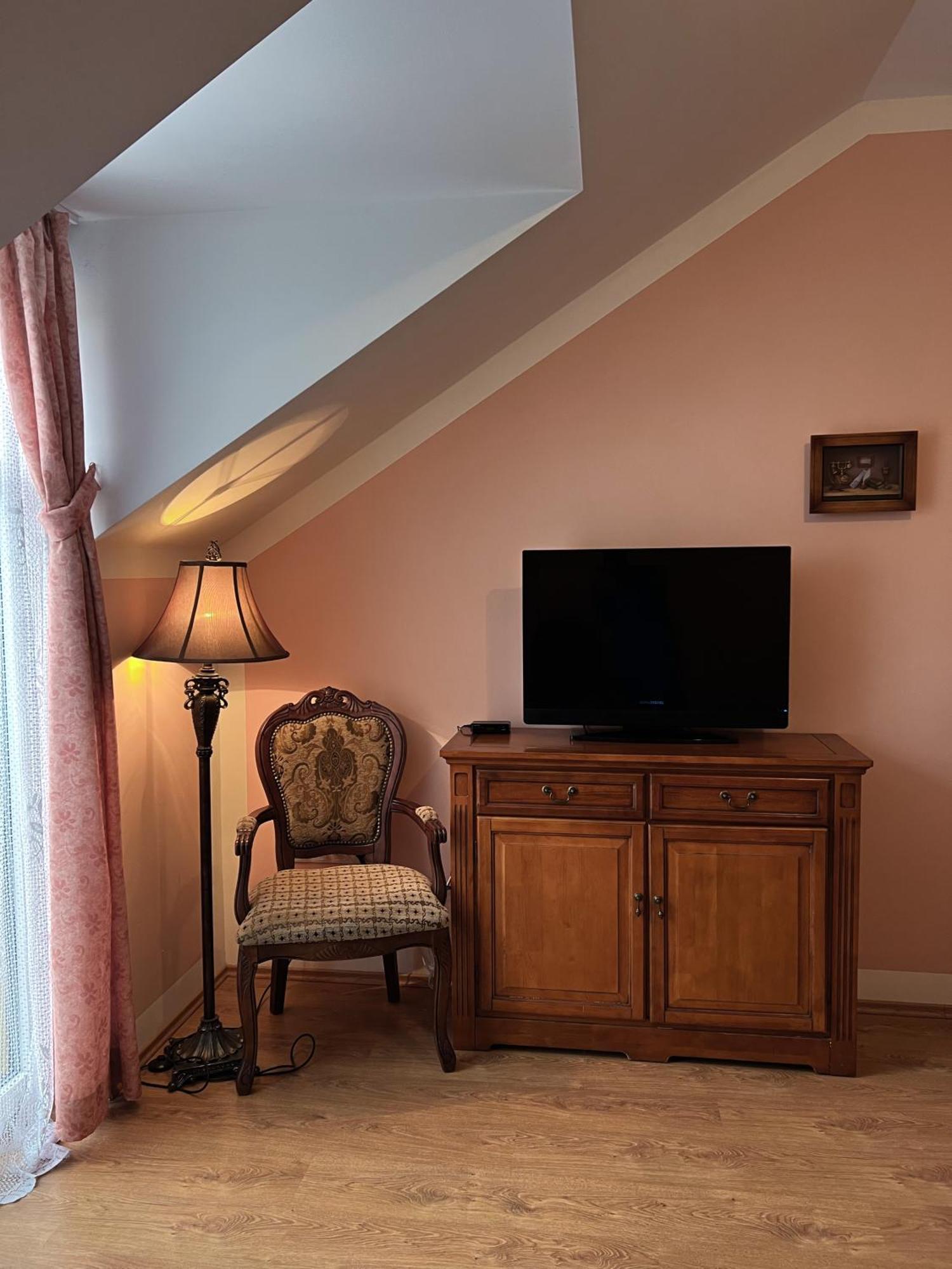 Hotel Lony Mochov Екстериор снимка