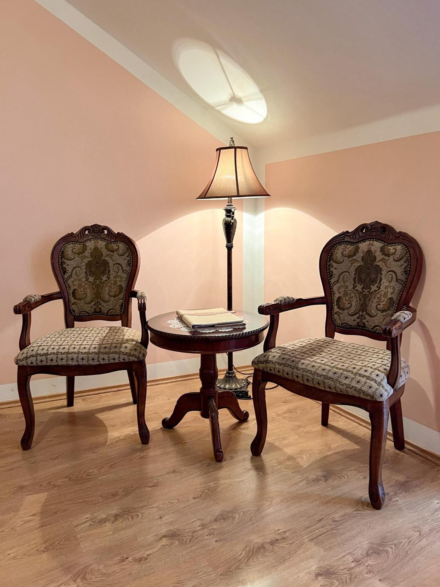 Hotel Lony Mochov Екстериор снимка