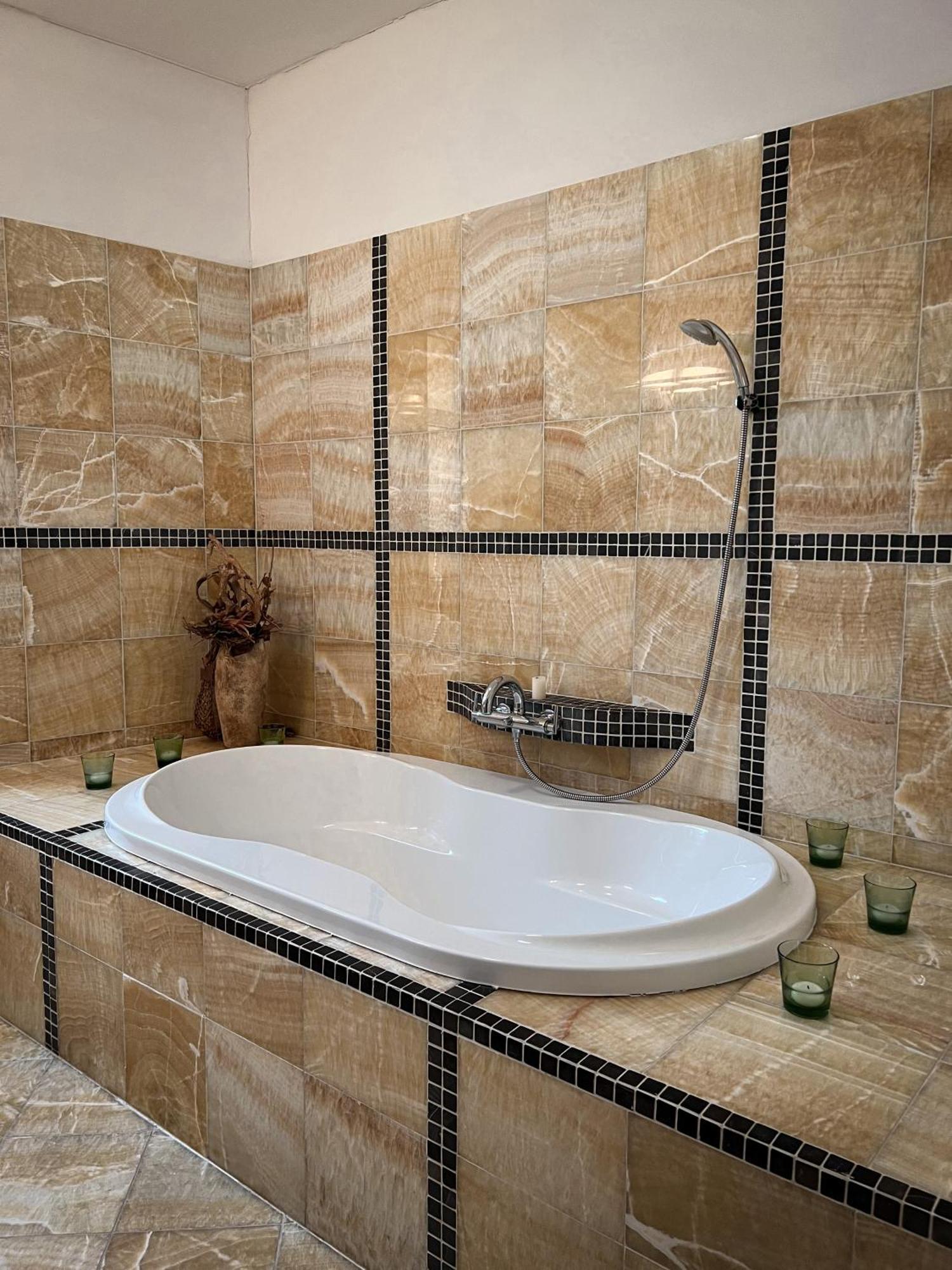 Hotel Lony Mochov Екстериор снимка