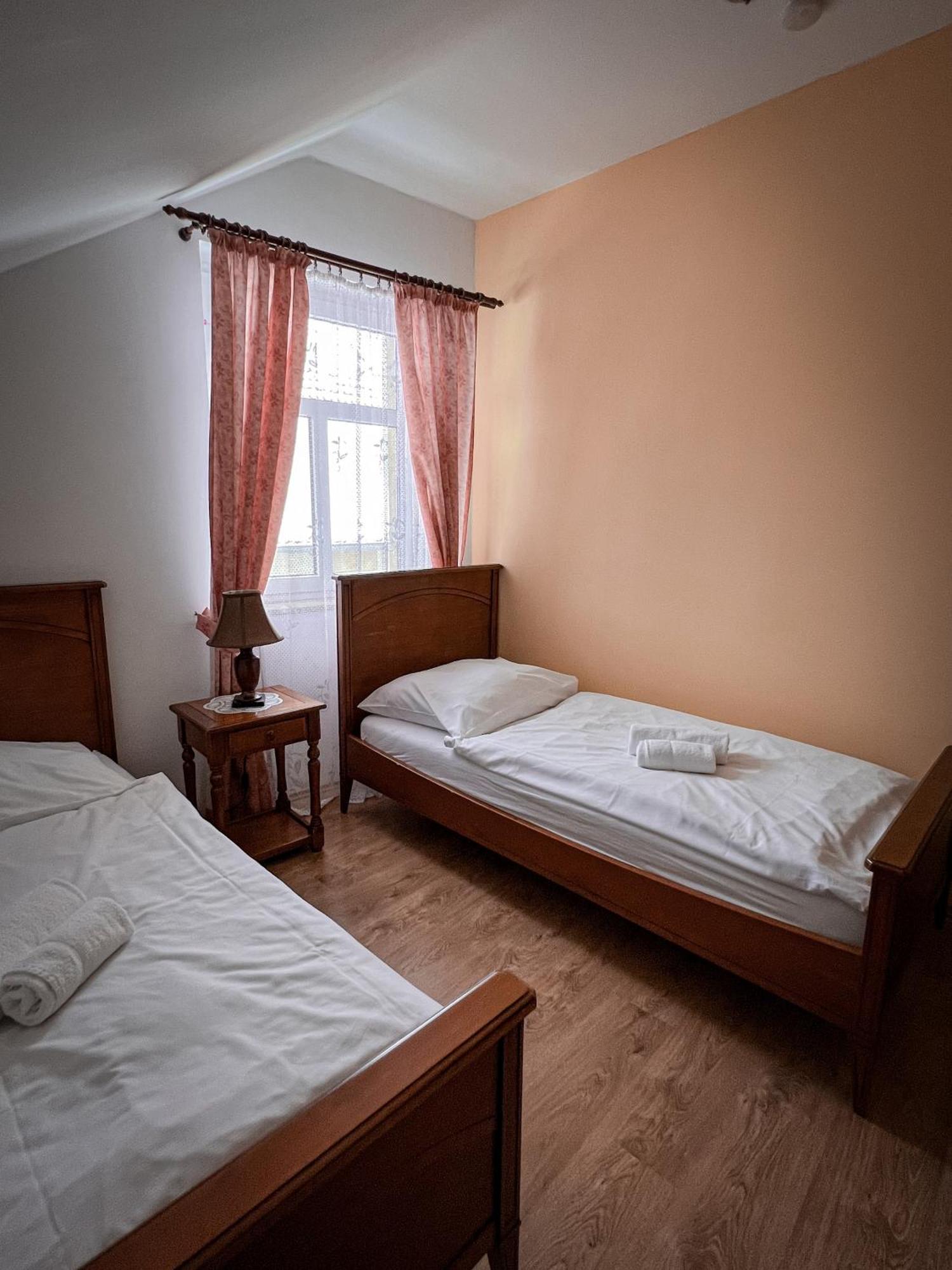 Hotel Lony Mochov Екстериор снимка
