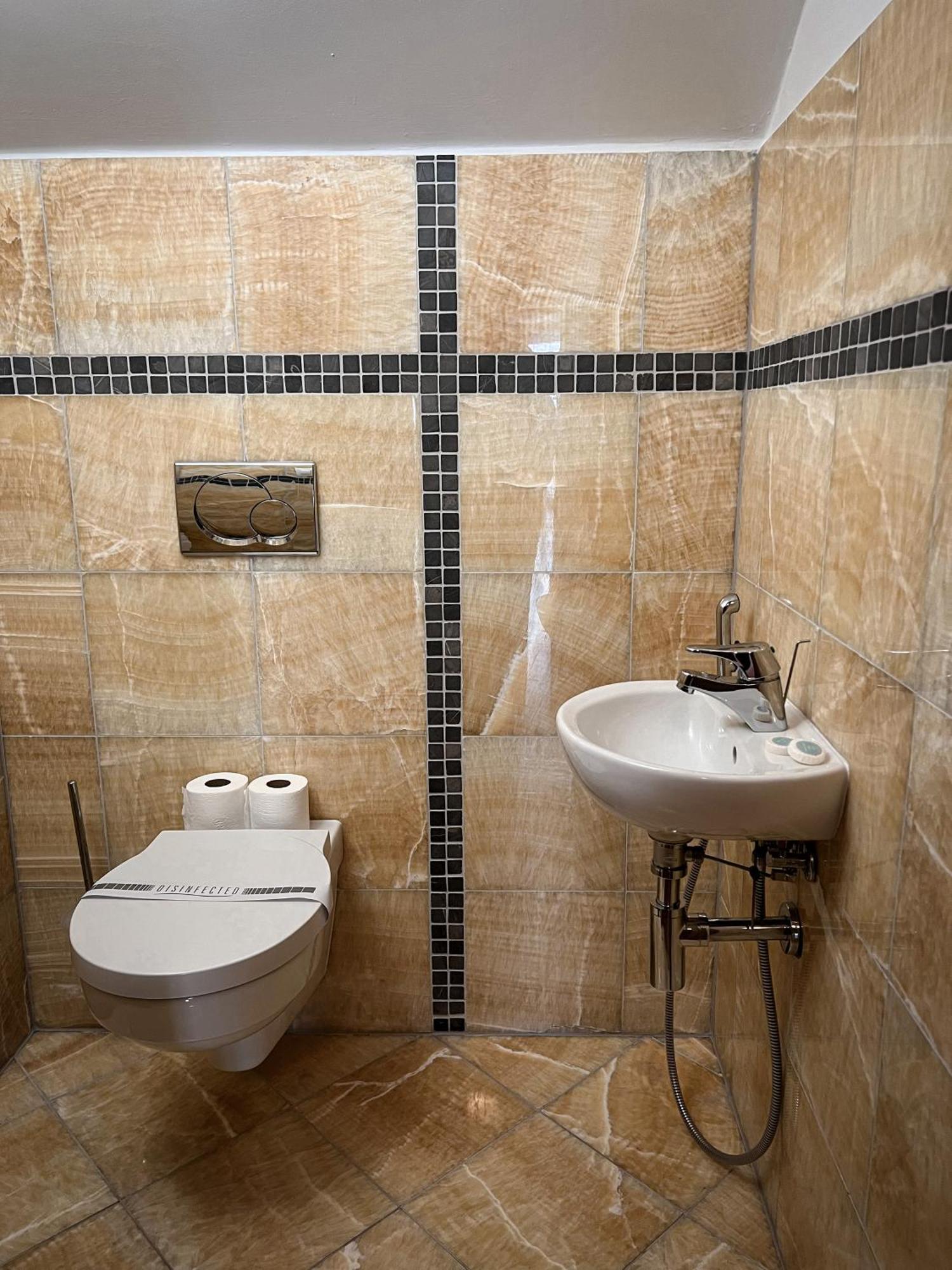 Hotel Lony Mochov Екстериор снимка
