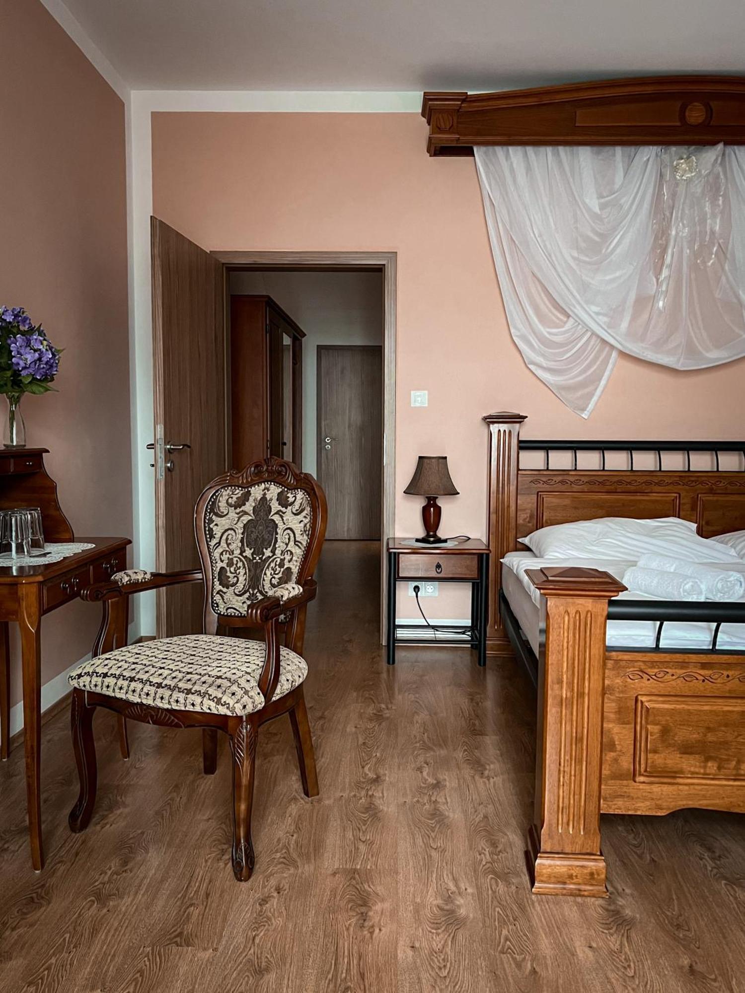 Hotel Lony Mochov Екстериор снимка