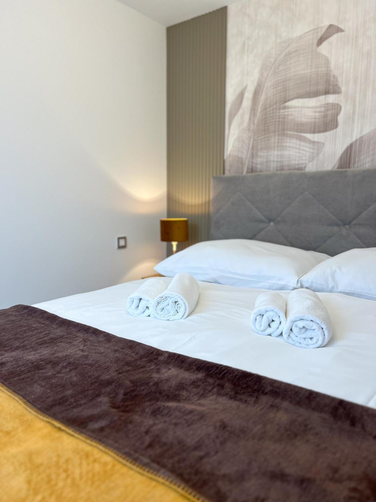 Hotel Lony Mochov Екстериор снимка