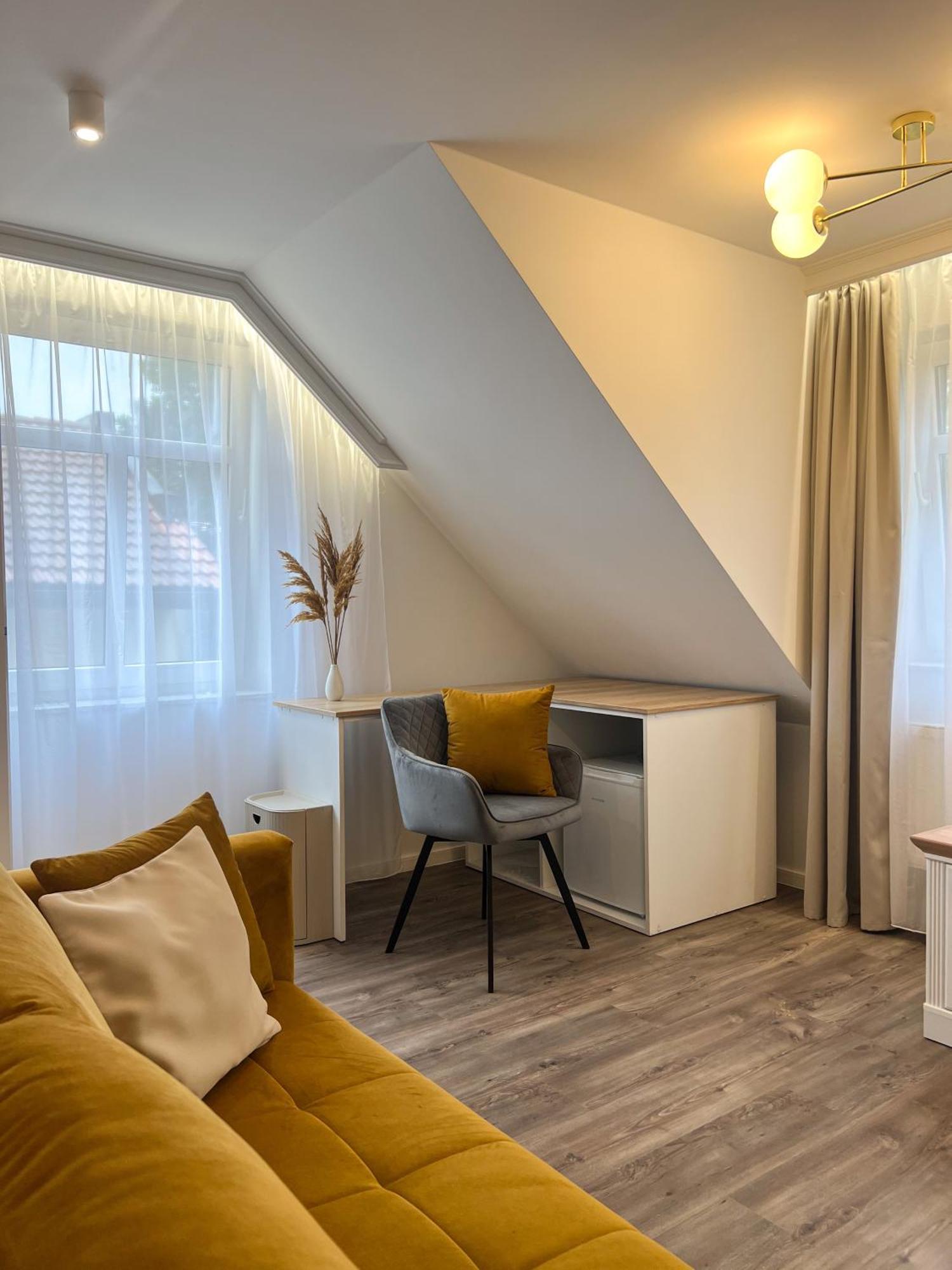 Hotel Lony Mochov Екстериор снимка