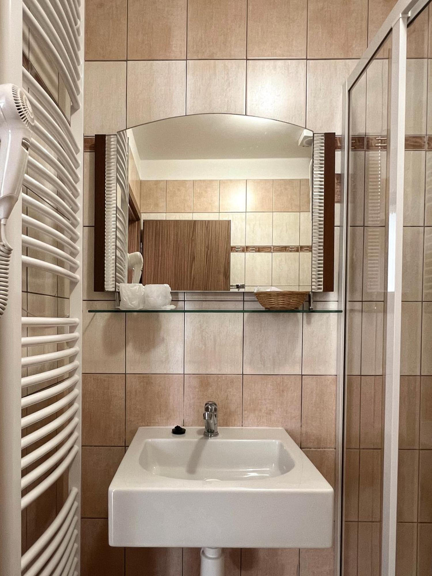 Hotel Lony Mochov Екстериор снимка