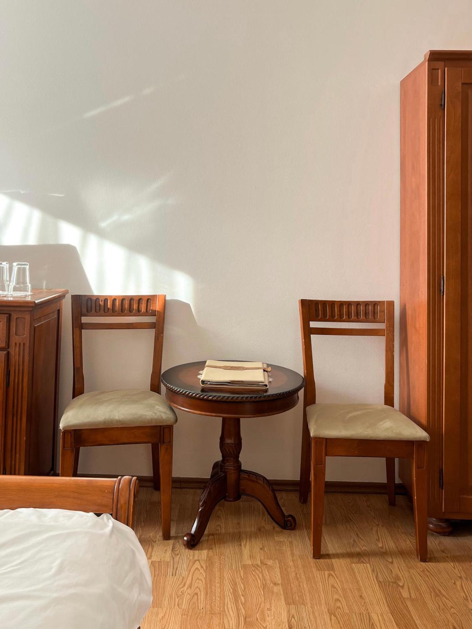 Hotel Lony Mochov Екстериор снимка