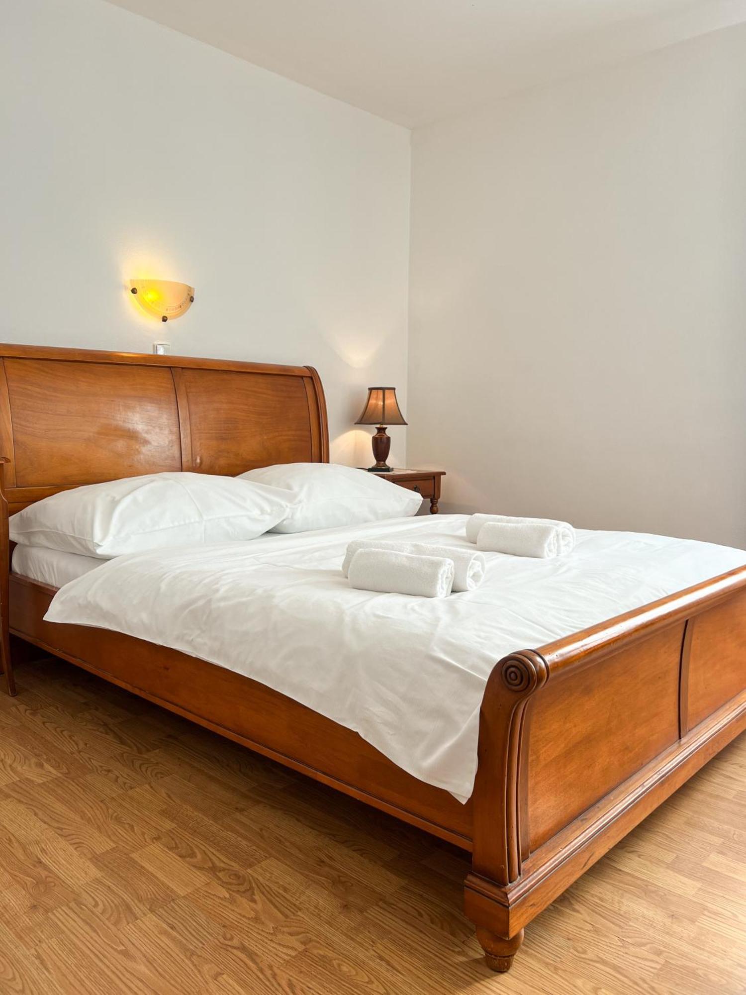 Hotel Lony Mochov Екстериор снимка