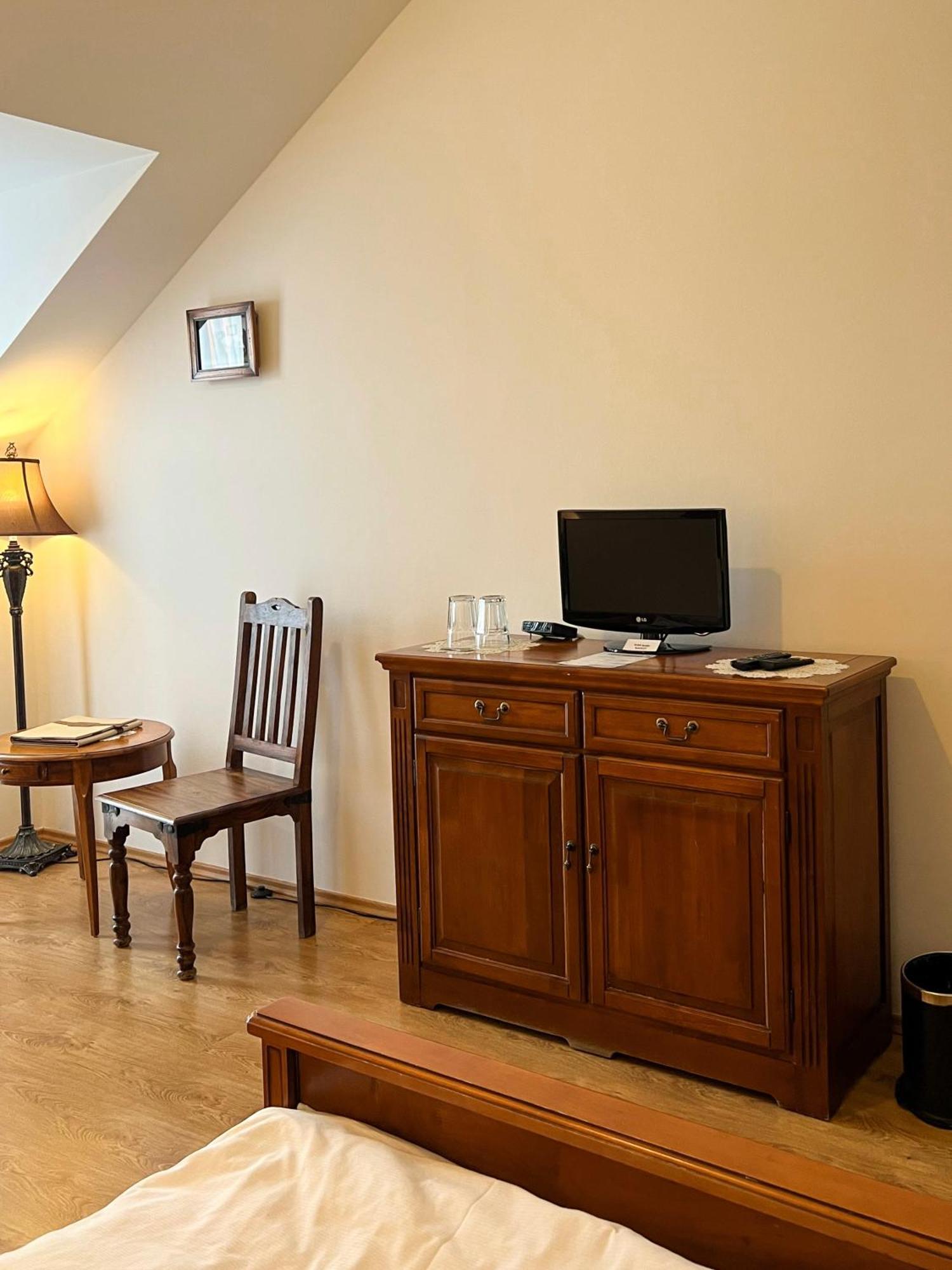 Hotel Lony Mochov Екстериор снимка