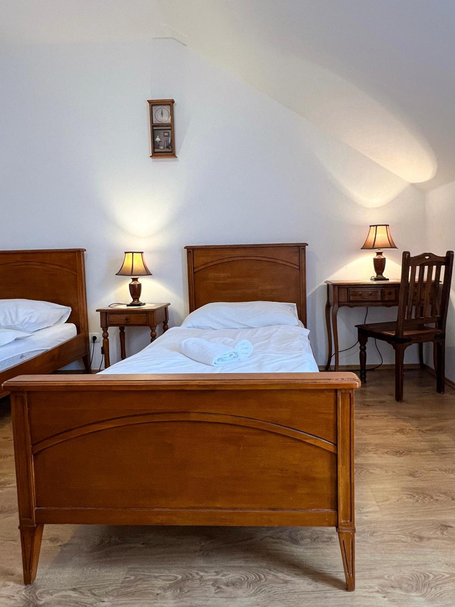 Hotel Lony Mochov Екстериор снимка