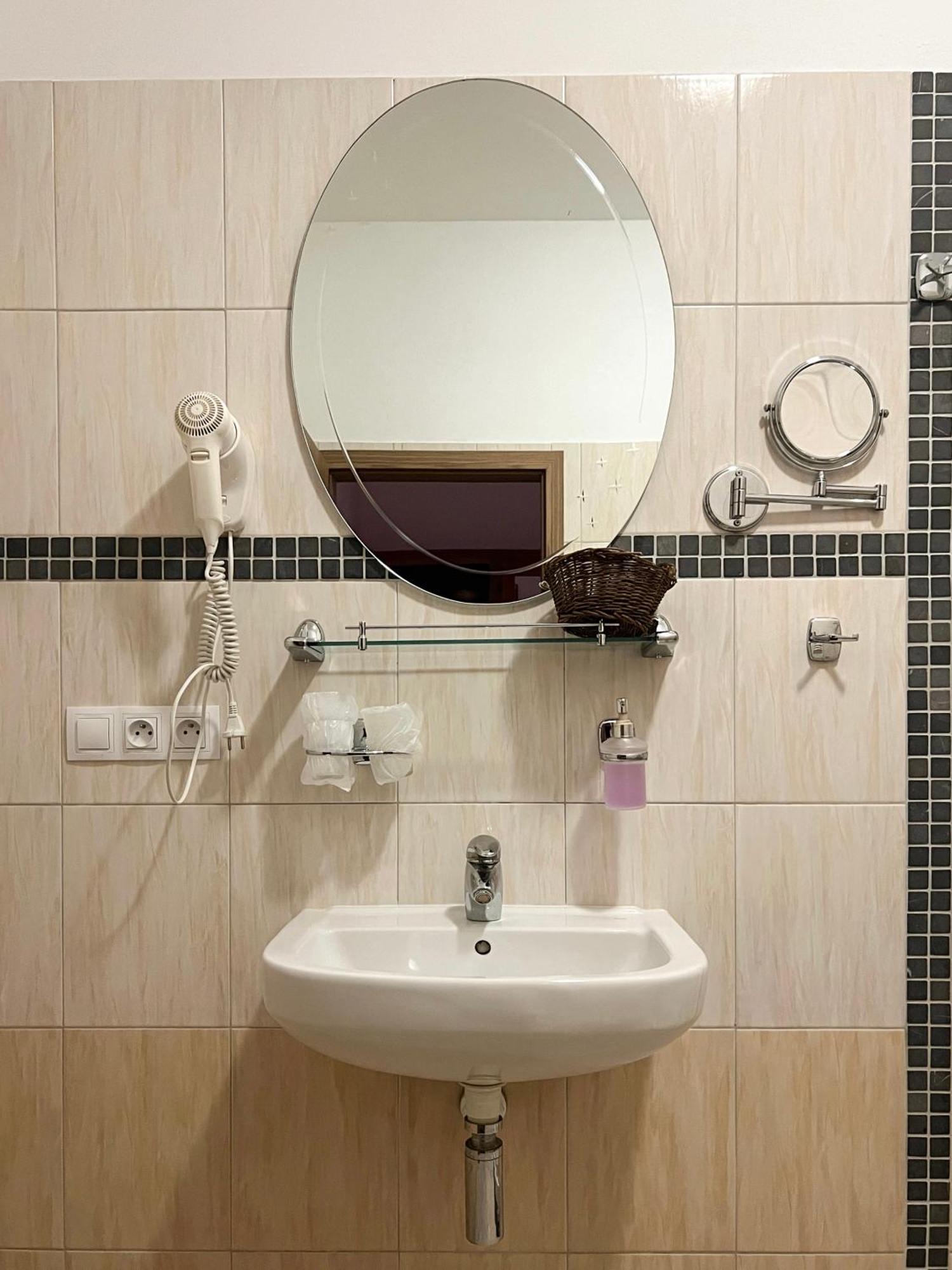 Hotel Lony Mochov Екстериор снимка