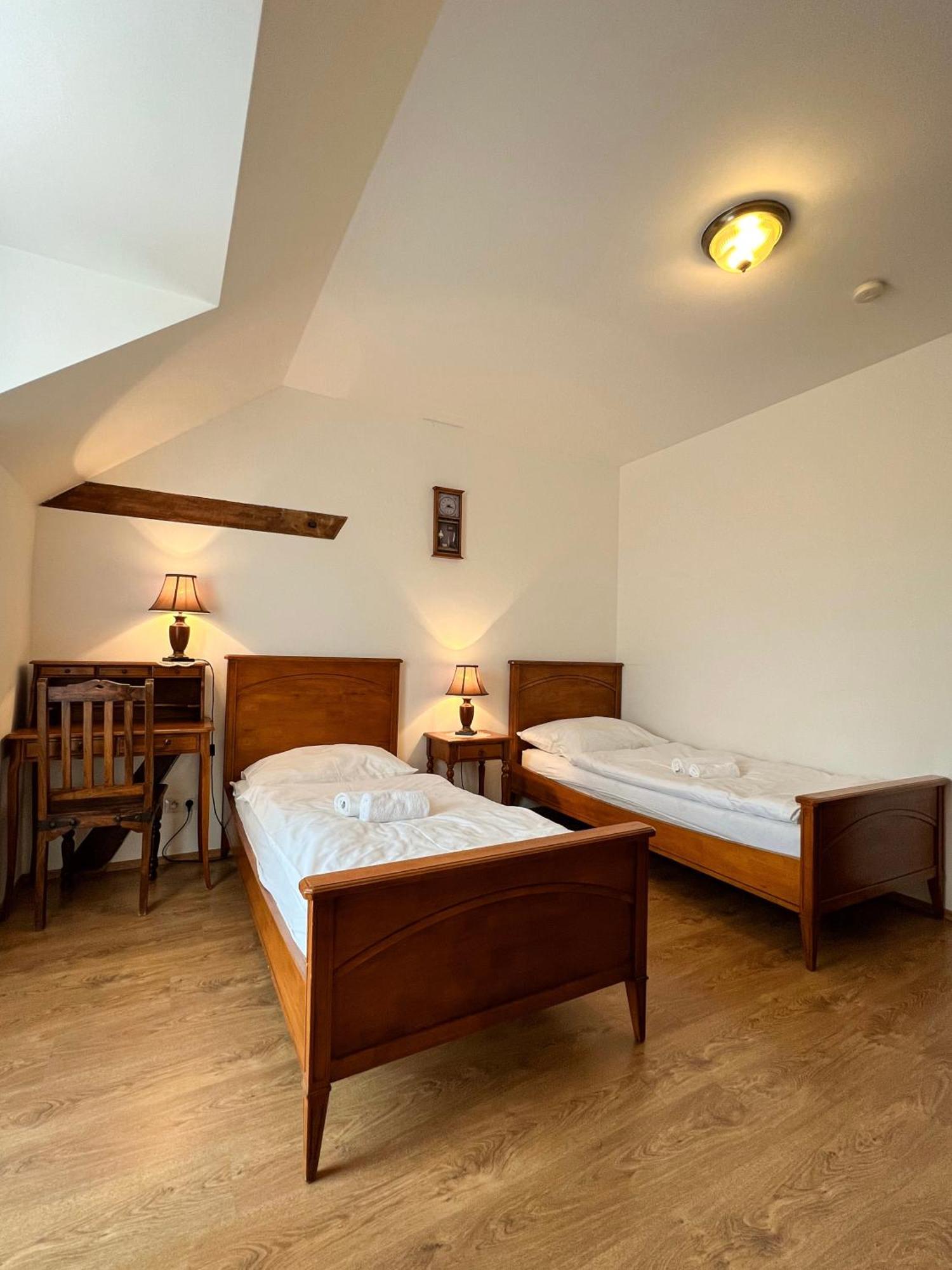 Hotel Lony Mochov Екстериор снимка