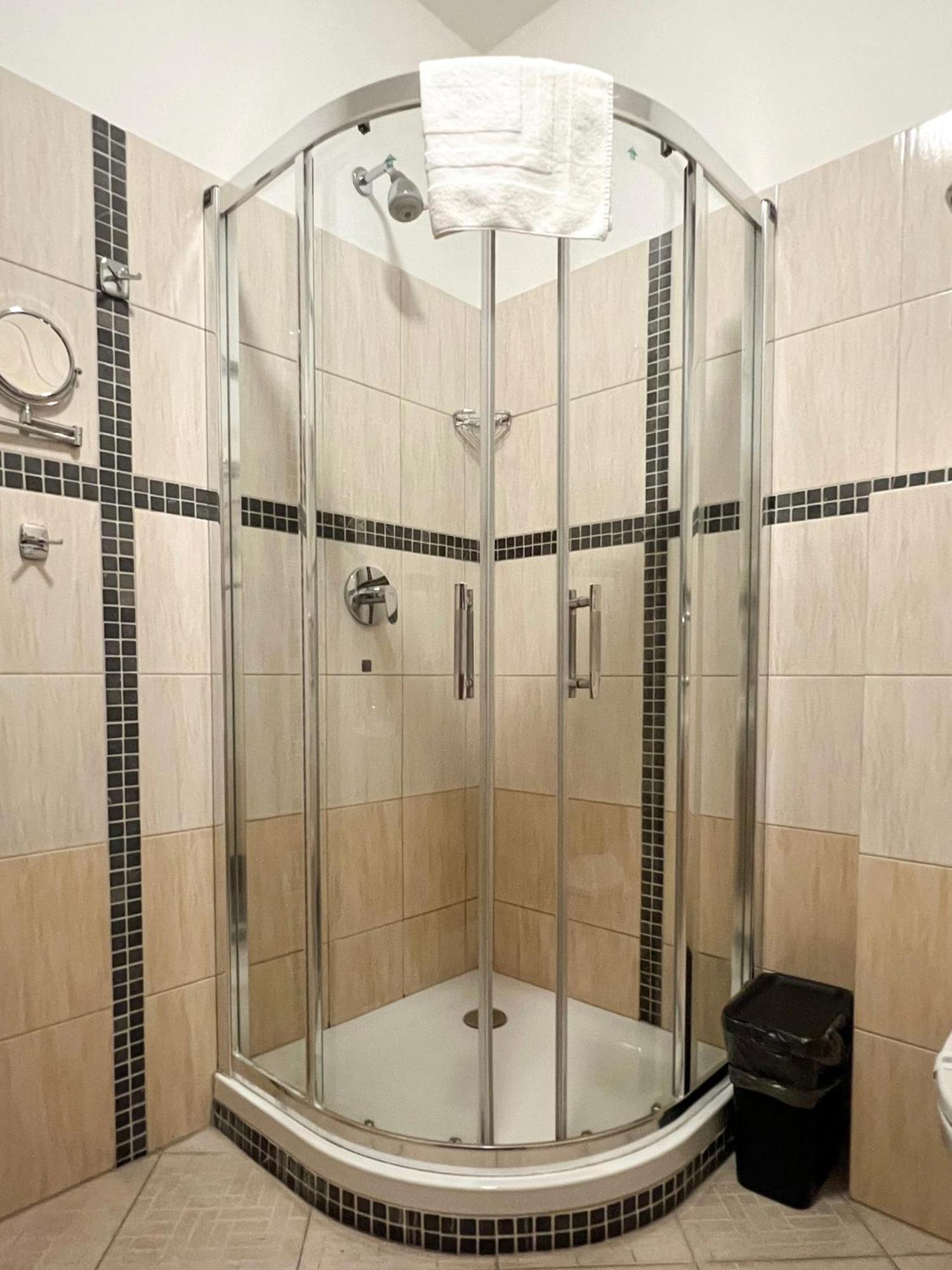 Hotel Lony Mochov Екстериор снимка