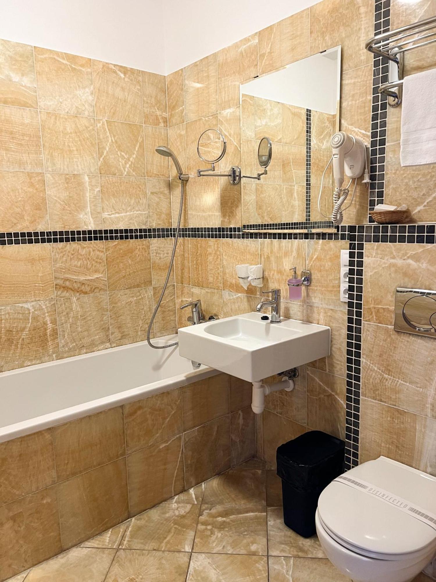 Hotel Lony Mochov Екстериор снимка