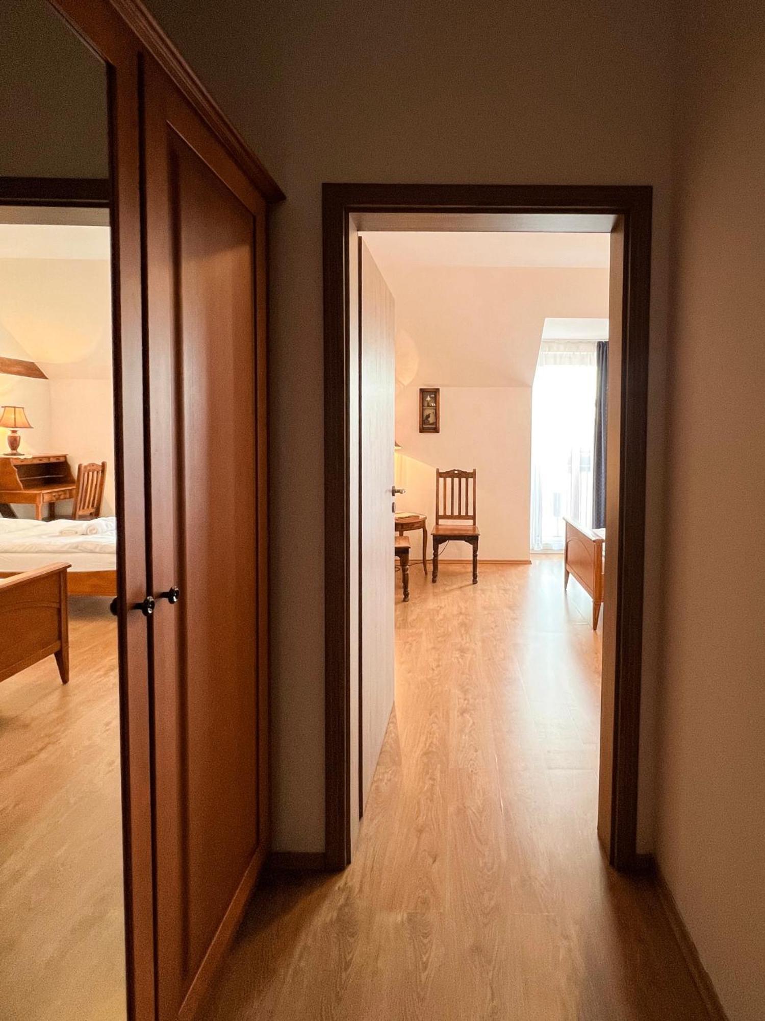 Hotel Lony Mochov Екстериор снимка