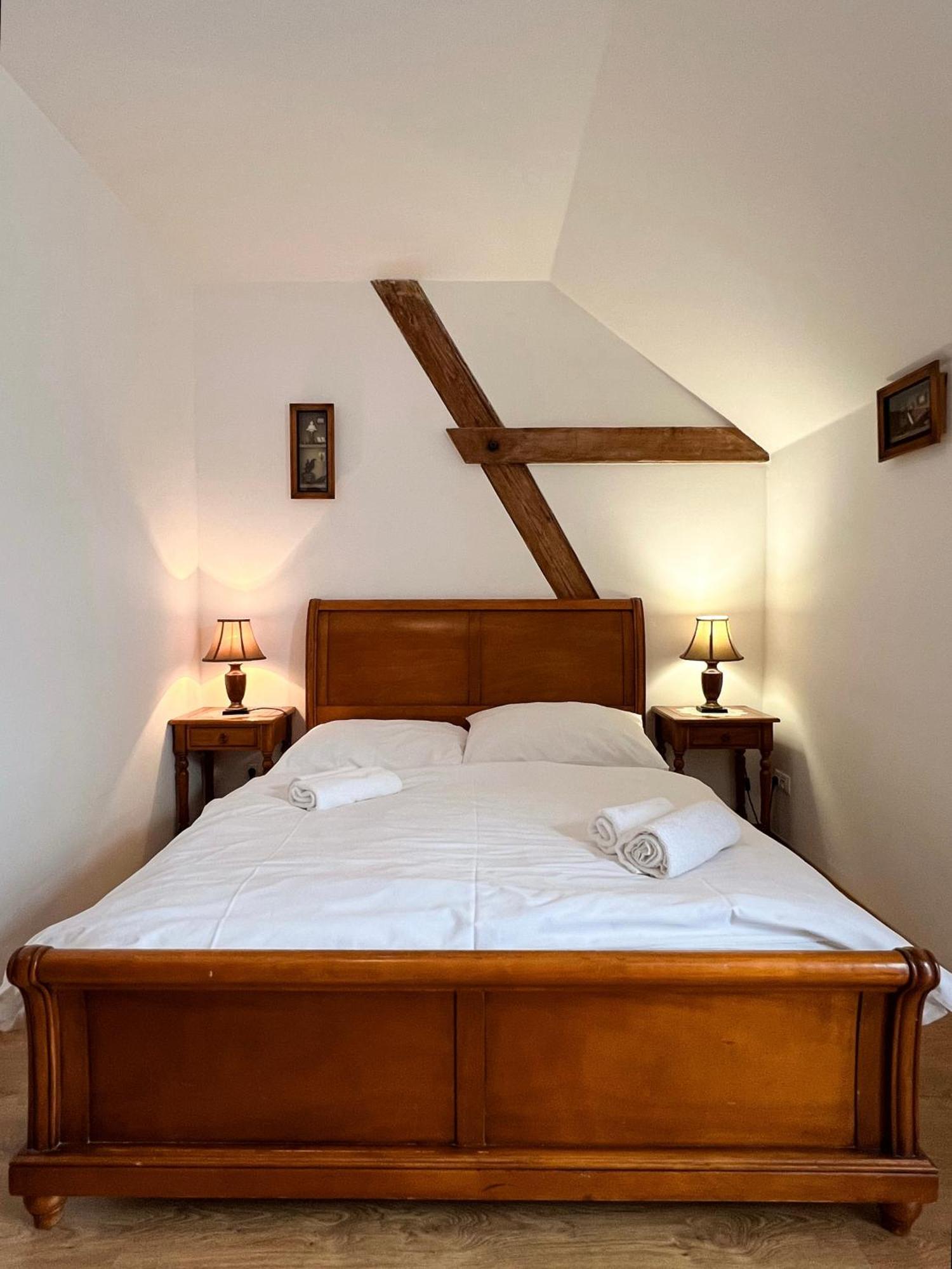 Hotel Lony Mochov Екстериор снимка