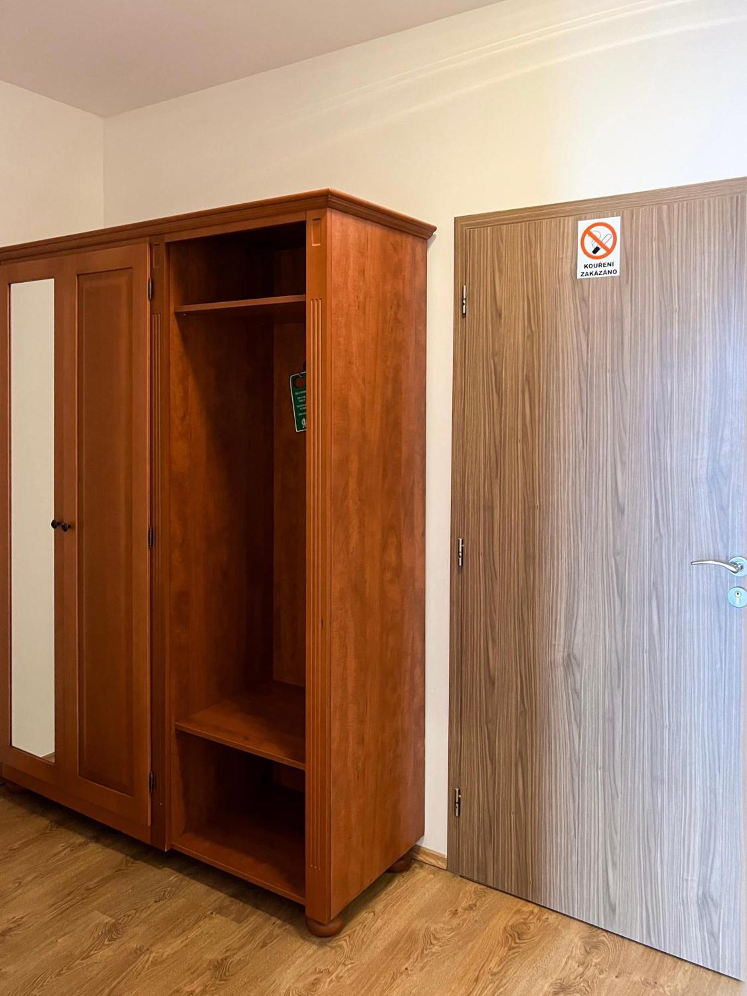 Hotel Lony Mochov Екстериор снимка