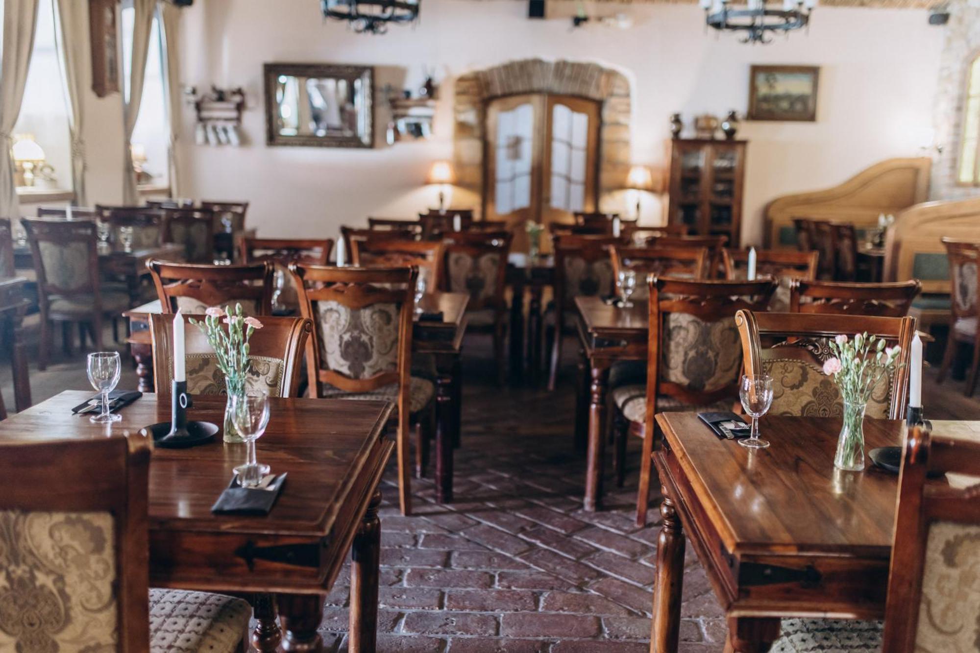 Hotel Lony Mochov Екстериор снимка