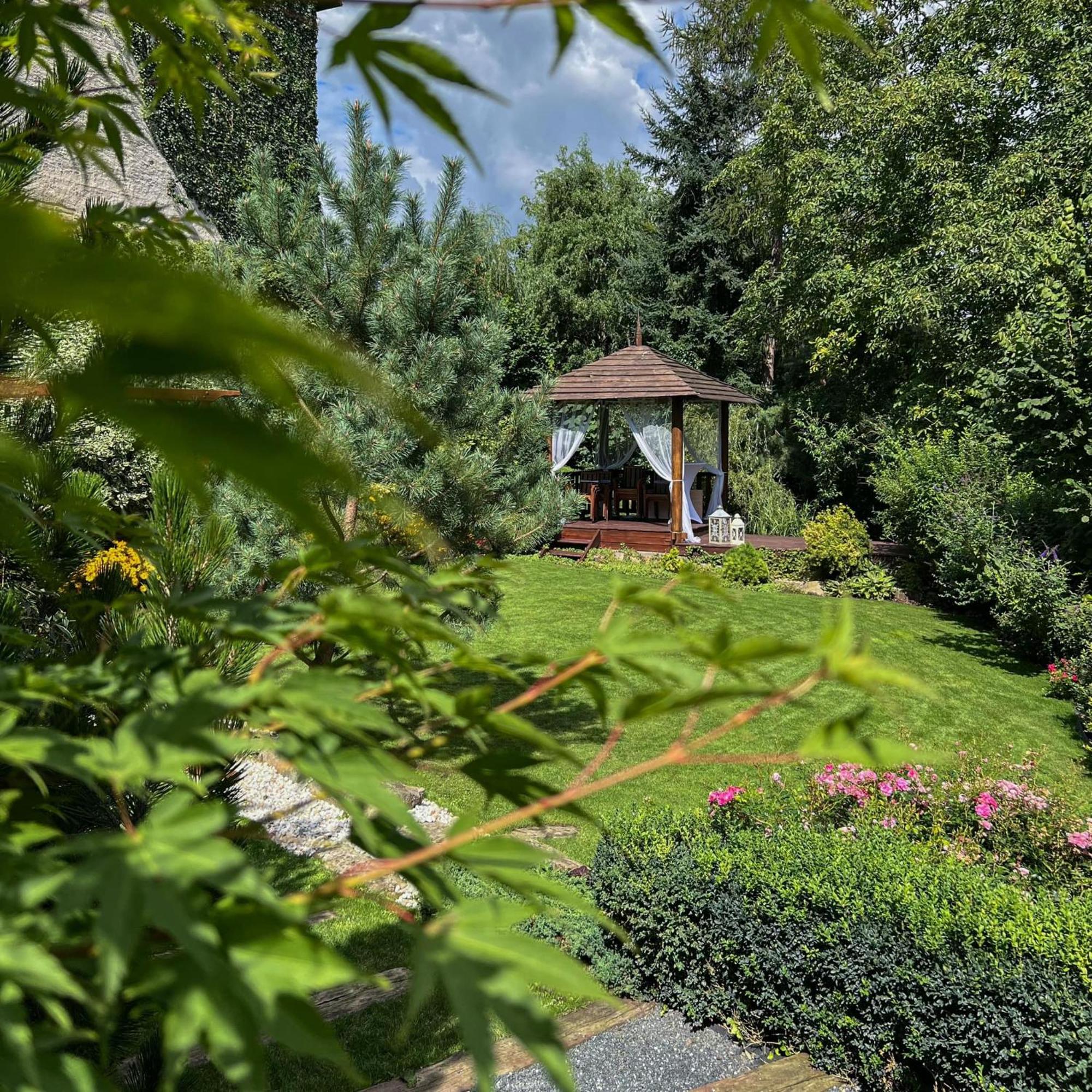 Hotel Lony Mochov Екстериор снимка